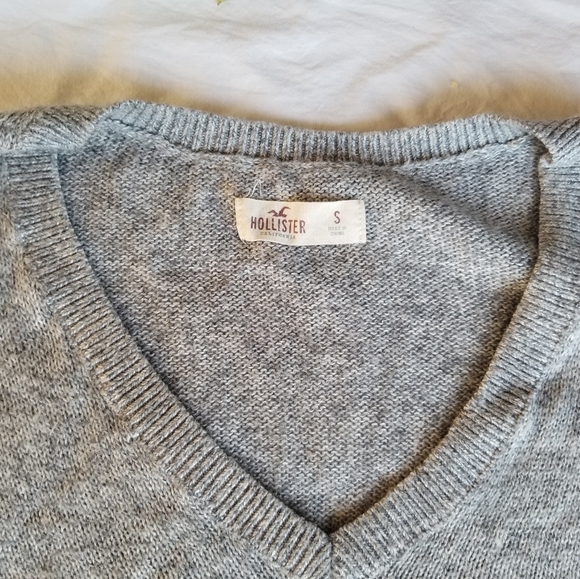 Hollister icon v-neck knit sweater - Picture 3 of 3